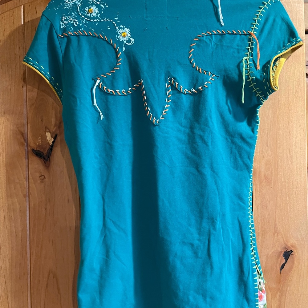 𝔻𝕆𝕌𝔹𝕃𝔼 𝔻 ℝ𝔸ℕℂℍ Turquoise Graphic Short Sleeve Top - Picture 2 of 9